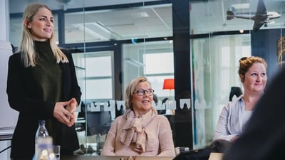 Personer som diskuterar fakturaköp