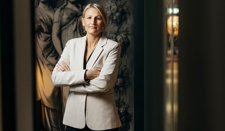 kvinna som är påläst om factoring