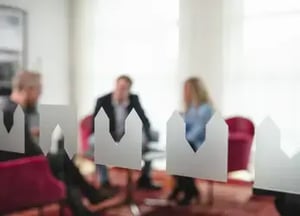 grupp diskuterar factoring i mötesrum med Euro finans logo