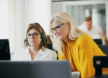 Kollegor diskuterar Projekt Finansiering