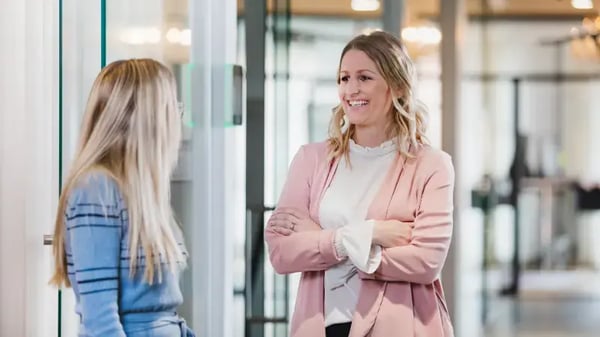 Kollegor pratar om omvänd factoring