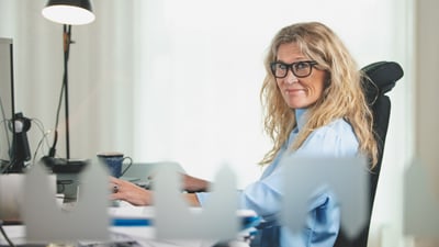 Kvinna i blått som arbetar med fakturaköp