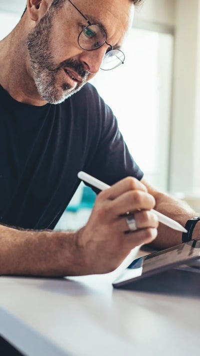 Manlig konsult ansöker om fakturaköp och finansiering hos Euro Finans