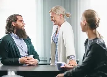 en man två kvinnor som diskuterar finansiering