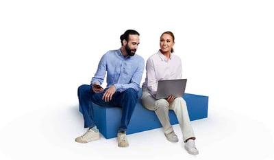 En kvinna och en man som sitter och arbetar med en likviditetsbudget