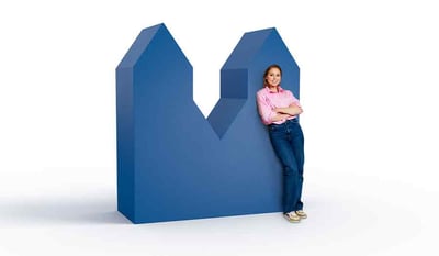 Kvinna som lutar sig mot Euro Finans logga 