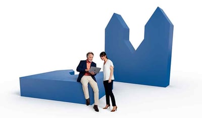 Två personer som talar om fakturaköp som finansiering 