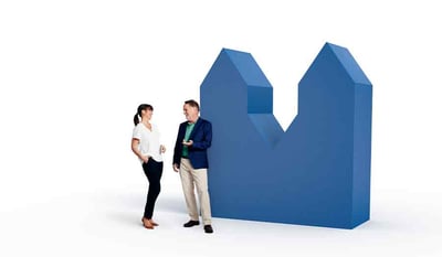 En man och en kvinna talar om dynamisk factoring 