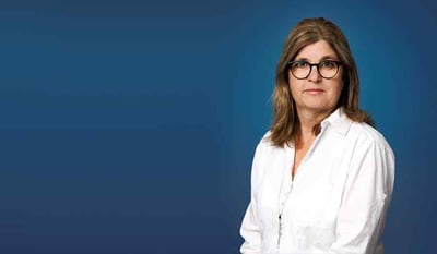 Kvinna i vit blus som är expert på soliditet.