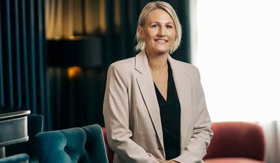 Finansiell rådgivare som informerar om priser på fakturaköp