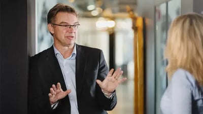  man som förklarar om finansiering för nystartade företag