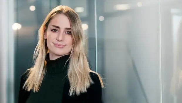 kvinna som har koll på rätt finansiering 