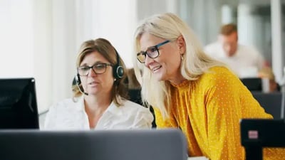 kvinnor talar om alternativ till banklån 