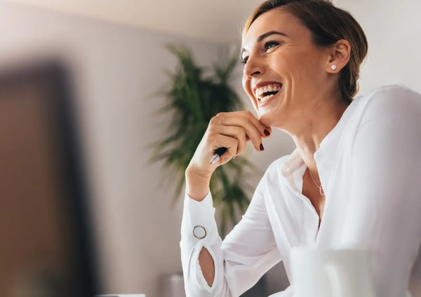 Kvinnlig glad Konsult pratar med Euro Finans om finansiering