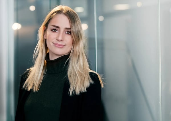 Blond kvinna tänker på soliditet för företag