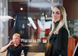 finansiell rådgivare diskuterar kring sälja fakturor