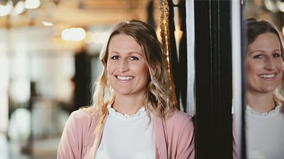 Finansiell rådgivare  en kvinna som berättar om företagslån 