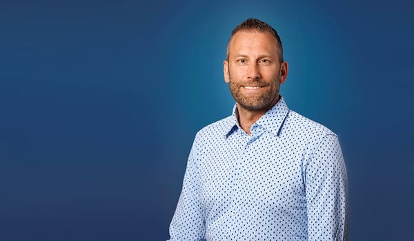  kille i blå skjorta som informerar om fakturaköp med och utan regress