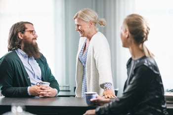 en man och två kvinnor som talar om finansiering