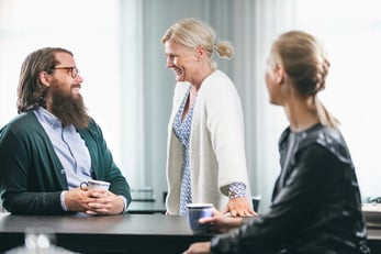 en man två kvinnor som diskuterar finansiering 