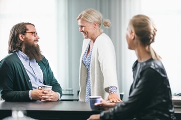en man och två kvinnor som diskuterar finansiering