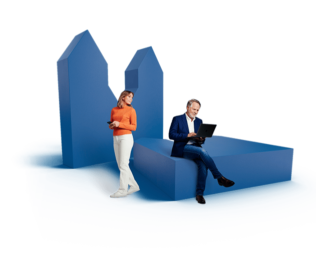 Man och kvinna som ser på en dator efter företagslån