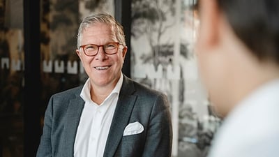 Affärsman som är färdig med att registrera sin nya sni kod