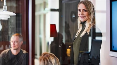  kvinna berättar om snabb finansiering till företag