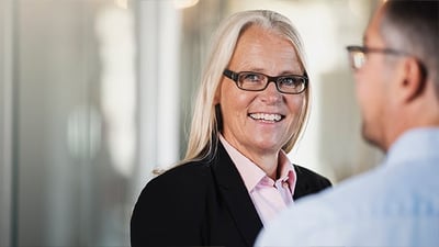 kvinna som är proffs på att hantera obetalda fakturor