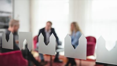 Personer som diskuterar alternativ företagslån eller factoring