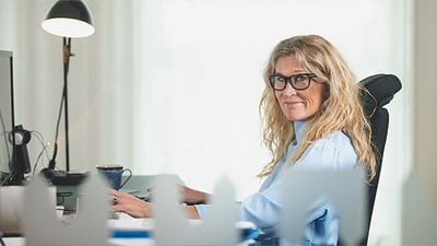 Kvinna som kan allt vad en faktura skall innehålla