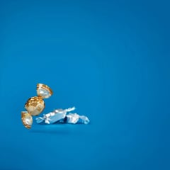 Godis i guldpapper med Euro Finans logga