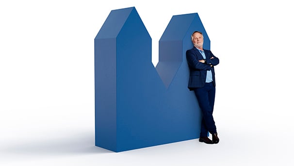 En man som jämför fakturaköp 