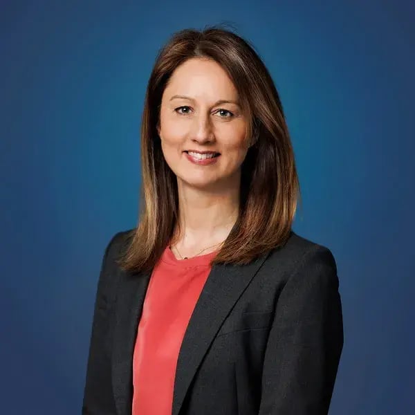 Kvinna i kavaj som kan finansiering till byggbolag