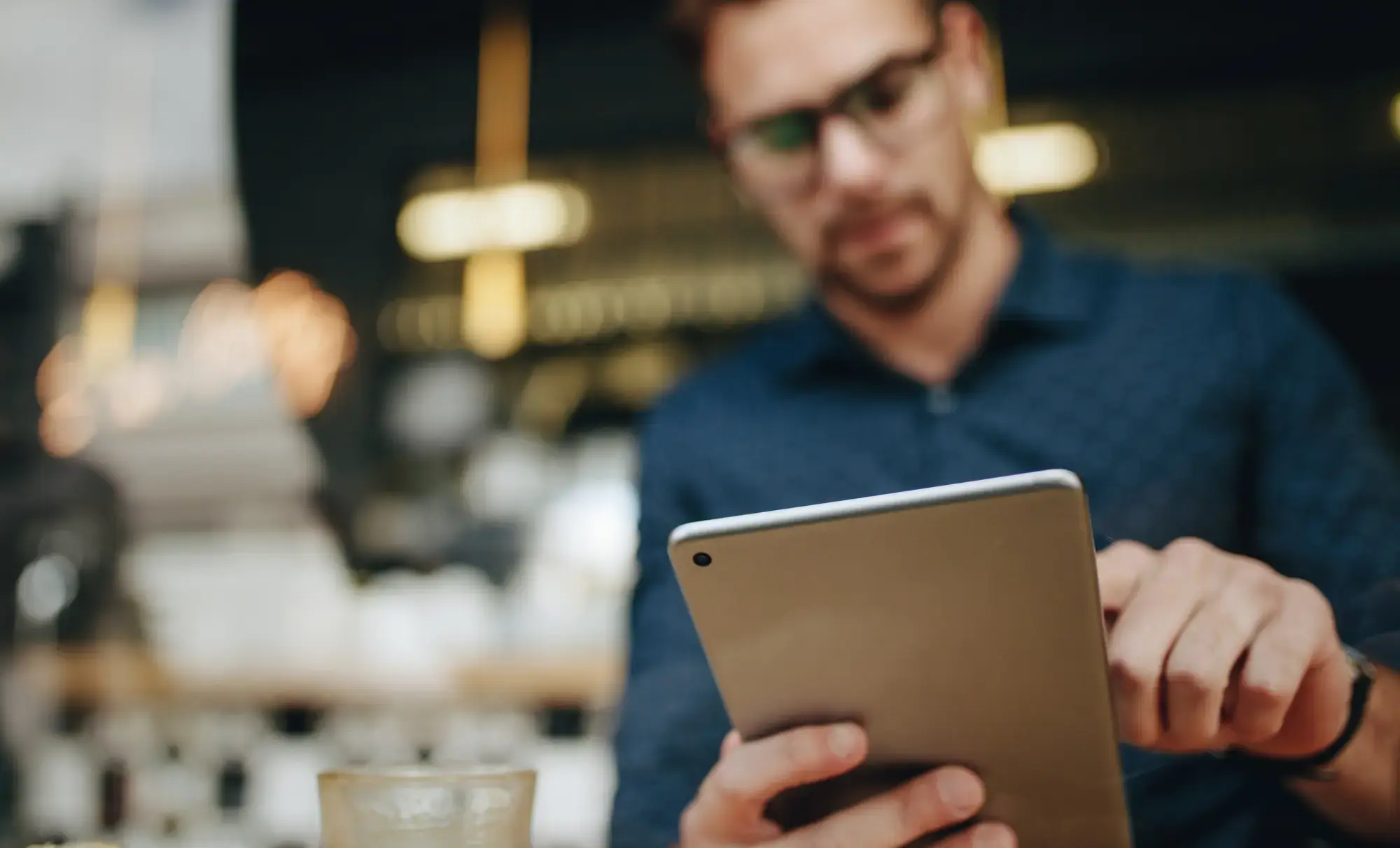 Man ipad