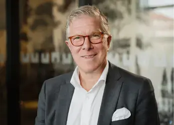 En man som kan priser på factoring