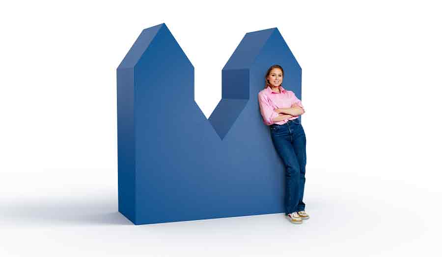 Kvinna som lutar sig mot Euro Finans logga 