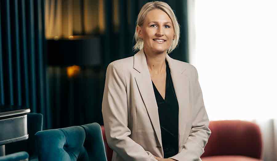 Blond kvinna i ljus kavaj