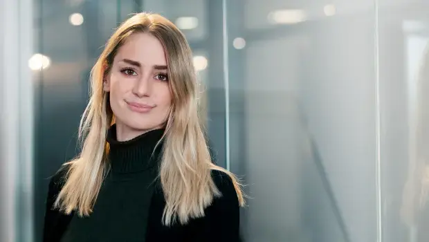 Blond kvinna i 30-års åldern säljare för snabb finansiering