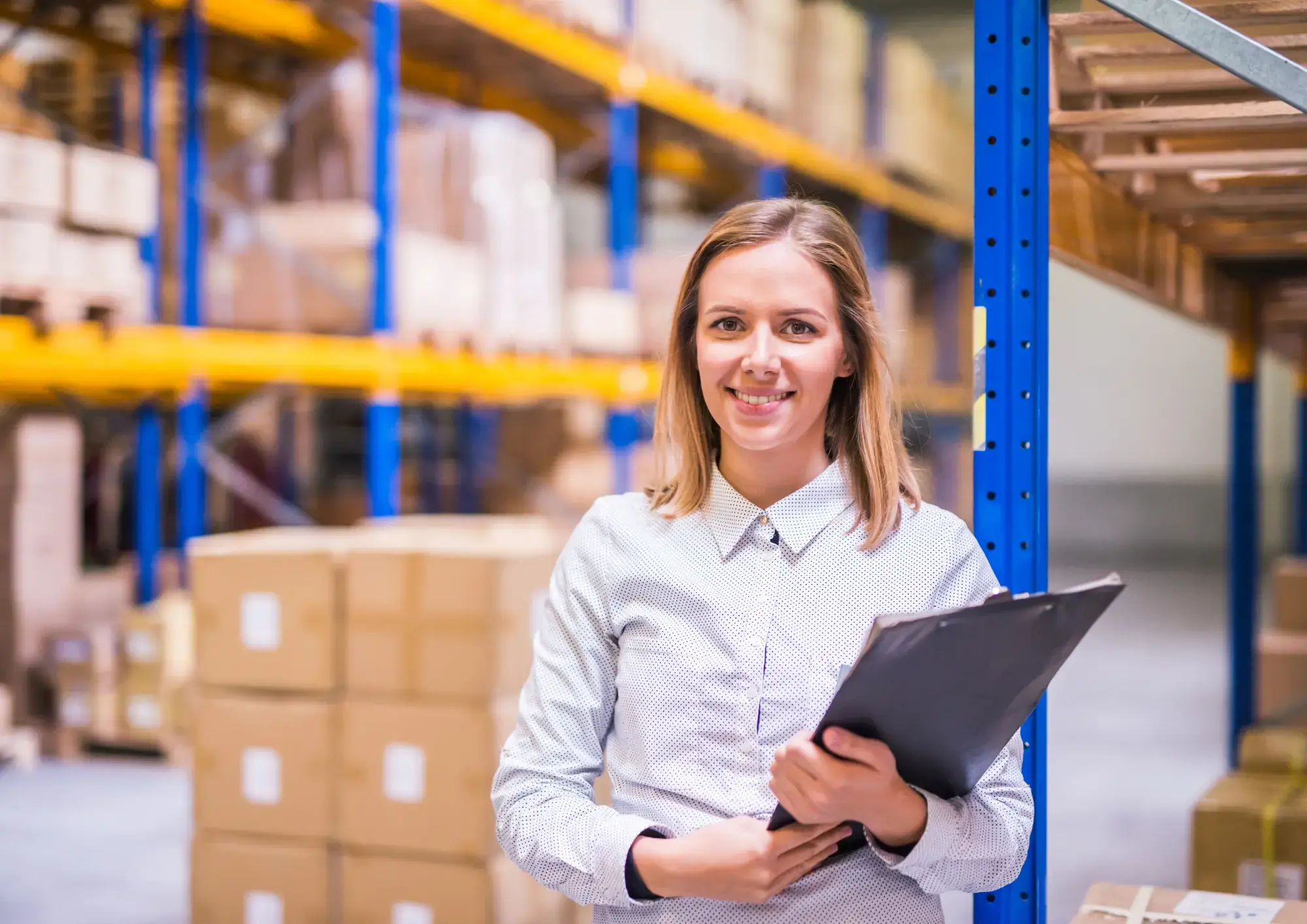 Kvinnlig företagare inom tillverkning tänker på likviditet och vanliga misstag